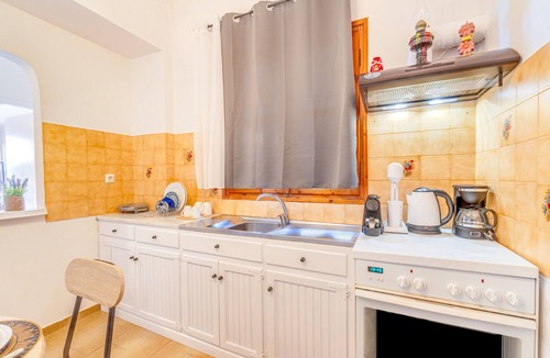 Ieromonachos Apartment | Apartment 'Maestro' with Shared Terrace, Wi-Fi and Air Conditioning