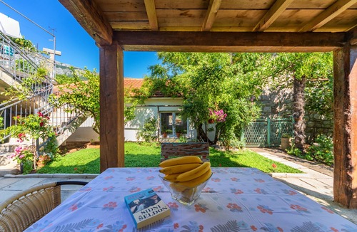 Kaluđerac Apartment | Apartment Magazini - Comfy Two Bedroom Apartment with Balcony