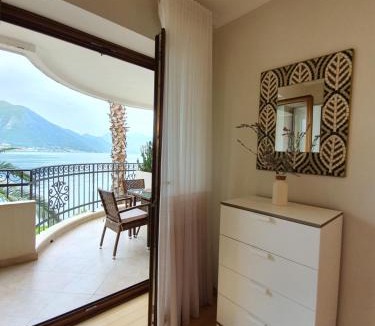 Dobrota Apartment | Apartment Maniva