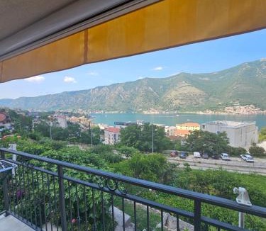 Dobrota Apartment | Apartment Milos
