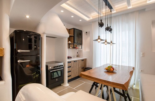 Old Town Naxos Apartment | Apartment 'Narcissus Luxury Suites - Dionysus' with Private Terrace, Wi-Fi and Air Conditioning