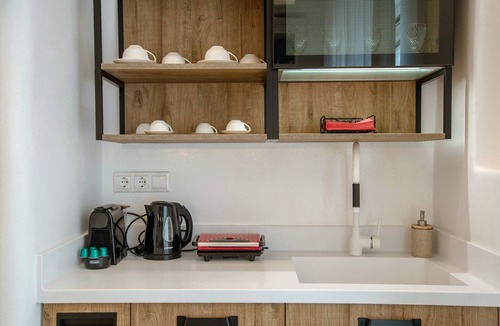 Old Town Naxos Apartment | Apartment 'Narcissus Luxury Suites - Dionysus' with Private Terrace, Wi-Fi and Air Conditioning