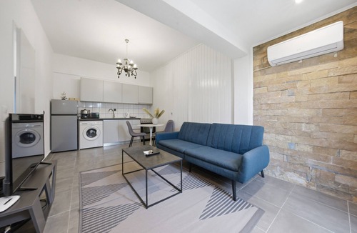 Limni Apartment | Apartment 'One-Bedroom' with Mountain View, Wi-Fi and Air Conditioning