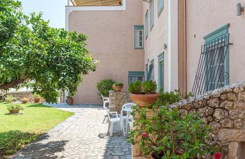 Spetses Apartment | Apartment 'Palio Limani Apartments' with Private Terrace, Wi-Fi and Air Conditioning