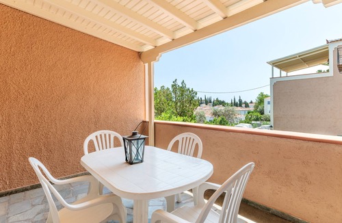 Spetses Apartment | Apartment 'Palio Limani Apartments' with Private Terrace, Wi-Fi and Air Conditioning
