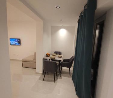 Maini Apartment | Apartment Under the Palm Tree II
