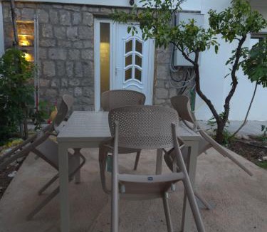 Maini Apartment | Apartment Under the Palm tree III