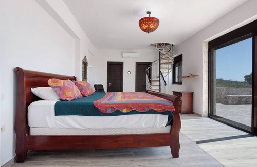Volimai House | Apartment 'Wild Fig Retreat Thalassa and Loft' with Shared Pool, Wi-Fi and Air Conditioning