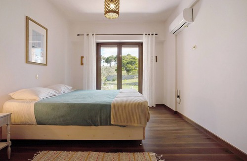 Volimai House | Apartment 'Wild Fig Retreat Alati' with Shared Pool, Wi-Fi and Air Conditioning