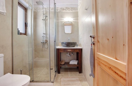 Volimai House | Apartment 'Wild Fig Retreat Alati' with Shared Pool, Wi-Fi and Air Conditioning