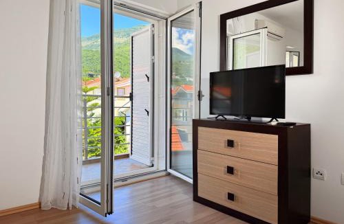 Bijela Apartment | Apartment with swimming pool Bijela