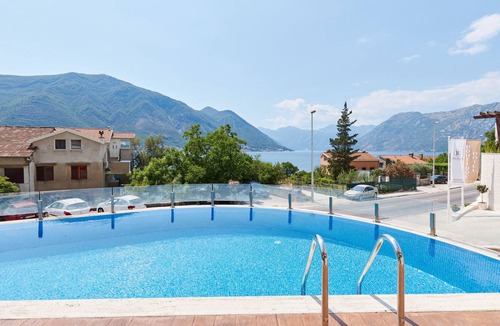 Dobrota Apartment | Apartment with view and pool