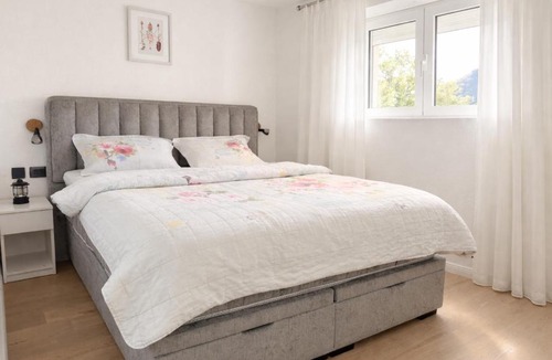 Virpazar Apartment | Apartments FLORA and boat cruising