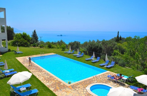 Sinarades Apartment | Apartments with pool Adonis