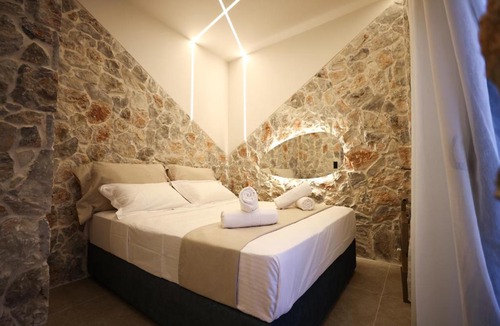 Petroupoli Apartment | Aphrodite Suite Romantic Jacuzzi & Fireplace