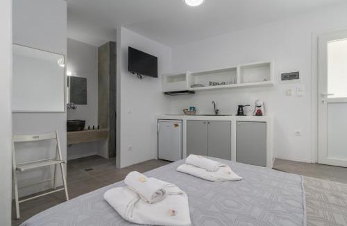 Milos Bed & Breakfast | Aqua Bay Beachfront Studios Agia Kyriaki Beach, Milos