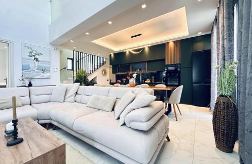 Agrilia Villa | Arilena Exclusive Villa - 4BR with Private Pool by Villa Mana Gers