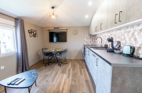 Goricani Apartment | Art deco-inspired apartment in a quiet area near the Airport