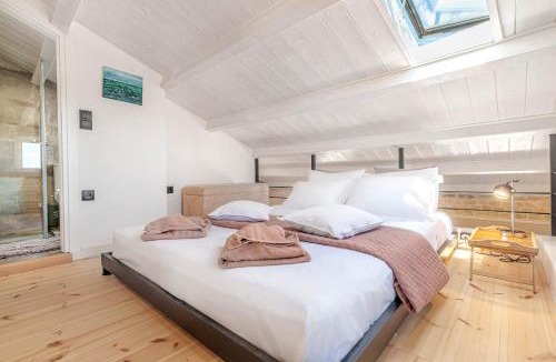 Old Town Apartment | Art Loft Venetian Well