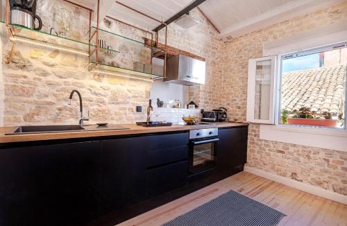 Old Town Apartment | Art Loft Venetian Well