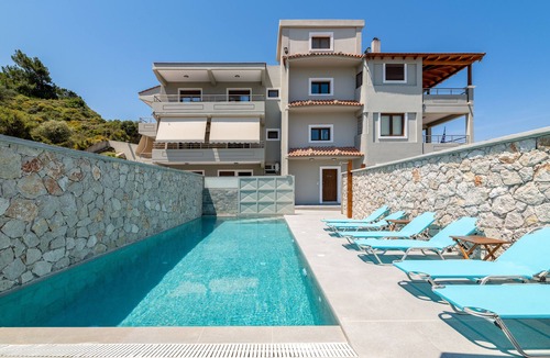 Kremasti Apartment | Artemis PoolFront Suite