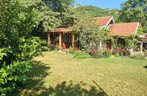 Donje Polje Apartment | Artistic Garden House