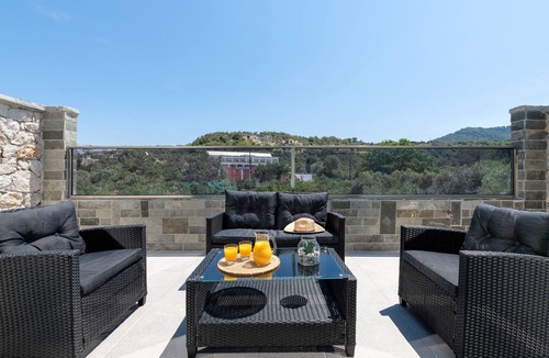Kremasti Apartment | Athena PoolFront Suite