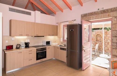 Lefktron Villa | Athena's cottage Stoupa