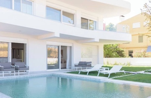 Elliniko Apartment | Athenean Pool Heaven