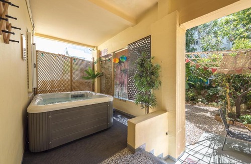 Kallithea Apartment | Athens Country House - Heated Jacuzzi - free bikes