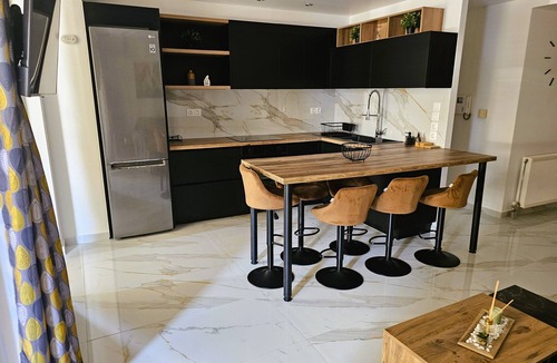 Thissio Apartment | Athens Lux 2 BR Apt, H/TUB, Netflix,fast Wifi-500mts fm Metro/1,5km fm Acropolis