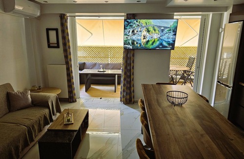 Thissio Apartment | Athens Lux 2 BR Apt, H/TUB, Netflix,fast Wifi-500mts fm Metro/1,5km fm Acropolis