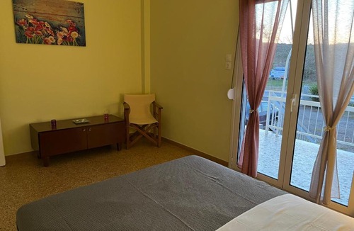 Kropia Apartment | Athens Riviera: 2 bed/3' walk from the beach