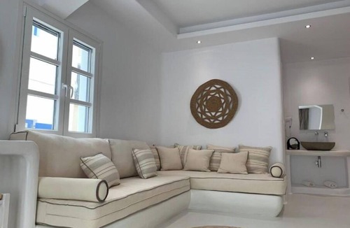 Naxos Town Hotel | AURA ROOM