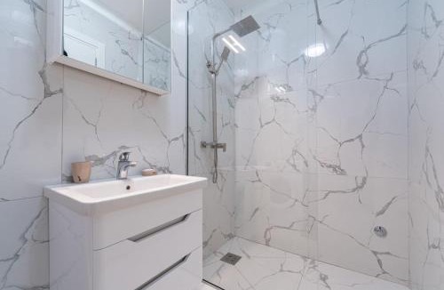 Rafajlovici Apartment | AURA TOWER Apartments by Gaby