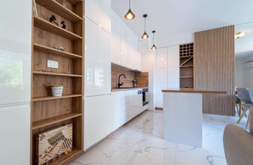 Rafajlovici Apartment | AURA TOWER Apartments by Gaby