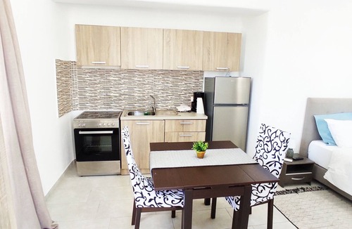 Plintri Apartment | Avalon cosy apartments, Kiku studio with swimming pool and mountain view