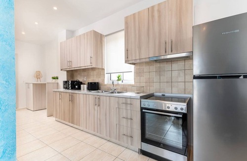 Tingaki Apartment | Azure Edge : Seafront View - Beach Stay