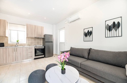 Tingaki Apartment | Azure Edge : Seafront View - Beach Stay