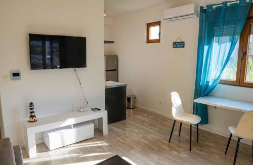 Donja Lastva Apartment | Azzuro - Cozy Studio with Balcony near Beach