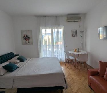 Trebesinj Apartment | Azzurro
