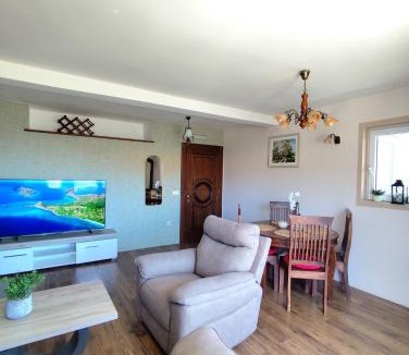Podmaine Apartment | B&V Comfort Apartment Free Parking & Sea View