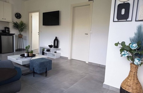 Monopari Apartment | Basil Leaf - Minimal View Retreat