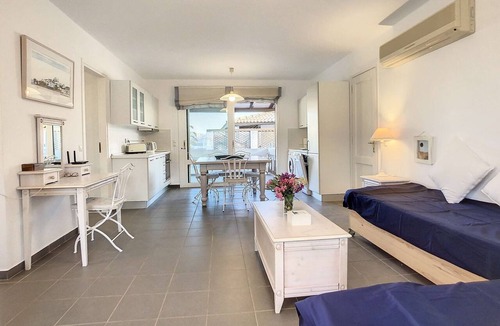 Plepi Apartment | Beach Loft Apartment with Sea View, Wi-Fi, and Air Conditioning