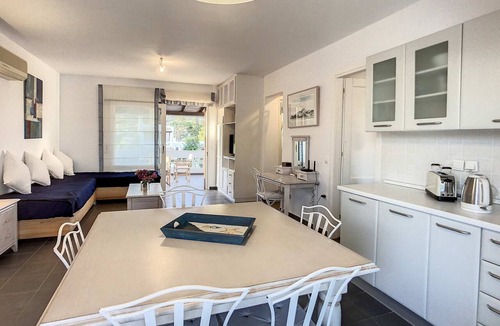Plepi Apartment | Beach Loft Apartment with Sea View, Wi-Fi, and Air Conditioning