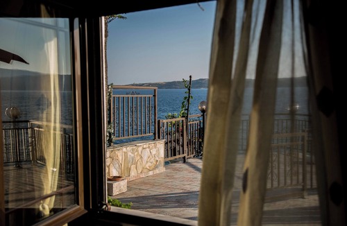 Halkidiki Apartment | Beachfront 2 Bedroom Apartment - Villa Chara