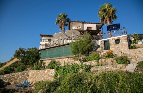 Halkidiki Apartment | Beachfront 2 Bedroom Apartment - Villa Chara