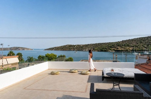 Vivari Condo | Beachfront Apartment with a View of the Garden
