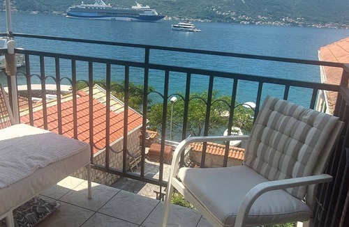 Dobrota Apartment | Beachfront cozy 1-bedroom apartment in Kotor area