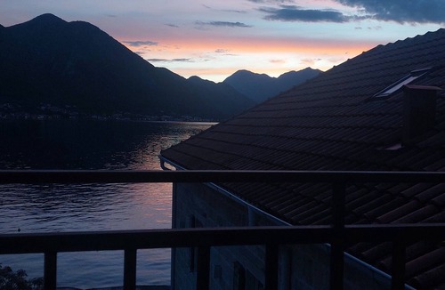 Dobrota Apartment | Beachfront cozy 1-bedroom apartment in Kotor area